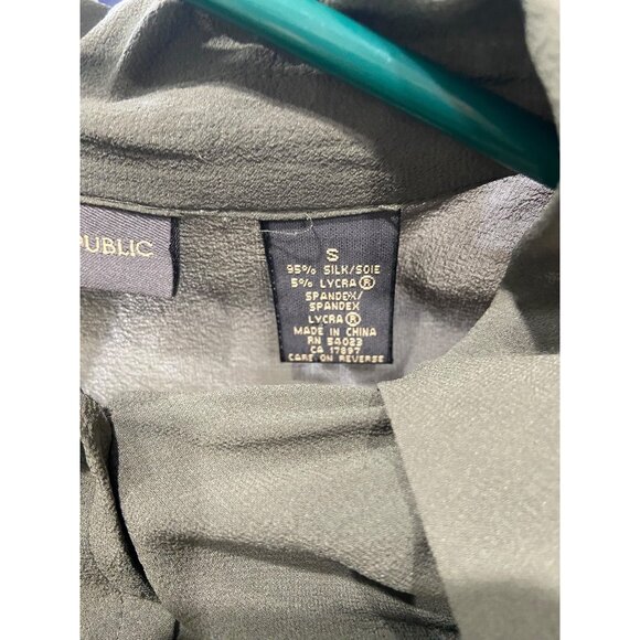 Banana Republic Y2K Silk Button Down Crop Top Green Size S Minimalist Neutral - Picture 4 of 13